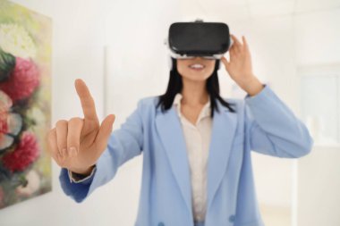 Sanat galerisinde VR gözlük kullanan genç bir kadın, yakın plan.