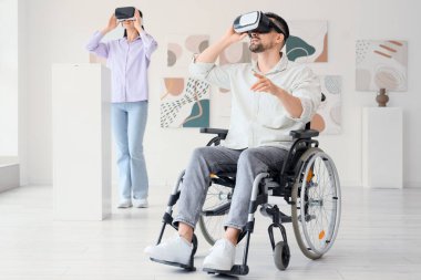 Sanal gerçeklik gözlüklü genç adam modern sanat galerisini ziyaret ediyor.
