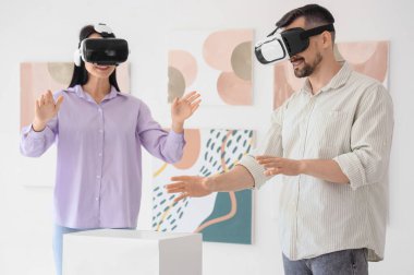 Modern sanat galerisinde VR gözlüklü genç çift