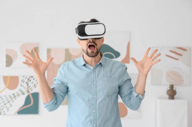 Modern sanat galerisinde VR gözlüklü genç adam şok oldu.