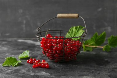 Gri grunge arka planda taze üzümlü sepet, yakın plan.