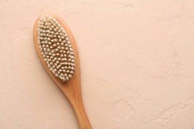 Bej arka planda masaj vücut fırçası, yakın plan