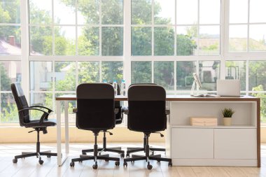 Konferans salonunda yapılacak iş görüşmesi için hazırlanan bir şişe suyla dolu masa.