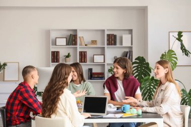 Tablo Kitaplığı'nda öğrenim öğrenci grubu