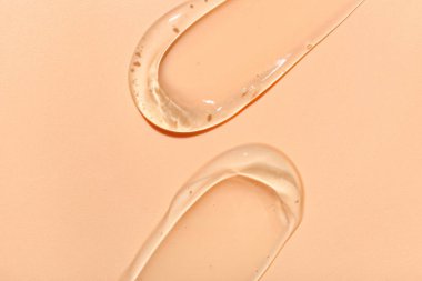 Bej arka planda şeffaf kozmetik jel örnekleri, yakın plan