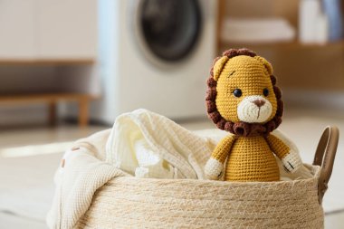 Oyuncak aslanlı çamaşır sepeti, yakın plan.