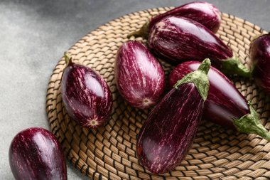 Hasır hasırın üzerinde taze olgun patlıcanlar grunge arka planına karşı