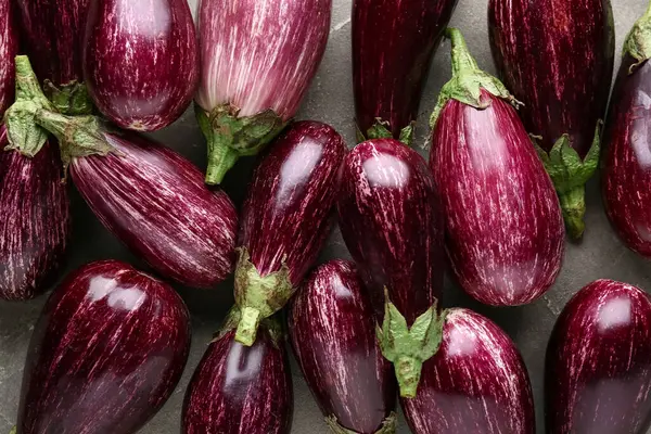 Gri arka planda taze olgun patlıcanların dokusu