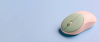 Renk arkaplanı üzerine modern bilgisayar faresi