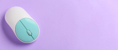 Renk arkaplanı üzerine modern bilgisayar faresi