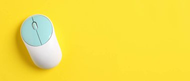 Renk arkaplanı üzerine modern bilgisayar faresi