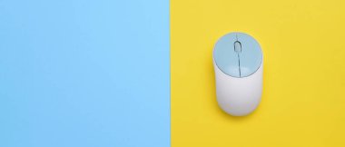 Renk arkaplanı üzerine modern bilgisayar faresi