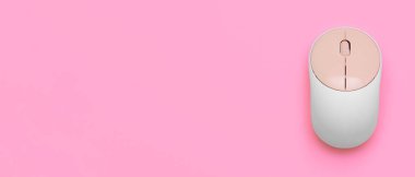 Renk arkaplanı üzerine modern bilgisayar faresi