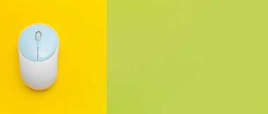 Renk arkaplanı üzerine modern bilgisayar faresi