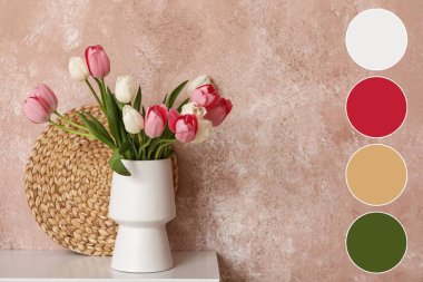 Mercan grunge duvarının yanındaki masada lale çiçekleri olan vazo. Farklı renk desenleri