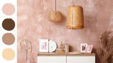 Mercan grunge duvarının yanında kitaplı ve dekorlu çekmeceler. Farklı renk desenleri