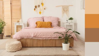 Şık mercan döşeli yatak, katlanabilir ekran, komodin ve yatak odasında ev bitkileri. Farklı renk desenleri