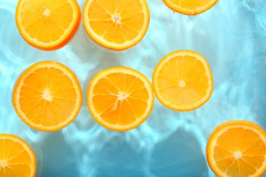 Mavi zemin üzerinde taze portakal dilimleri