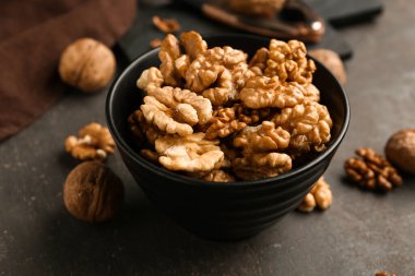 Gri arka planda bir kase lezzetli ceviz