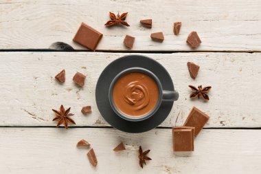 Beyaz ahşap arka planda lezzetli erimiş çikolatalı kompozisyon