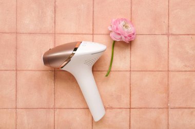 Turuncu kaplamalı güzel çiçekli modern fotoepilatör.