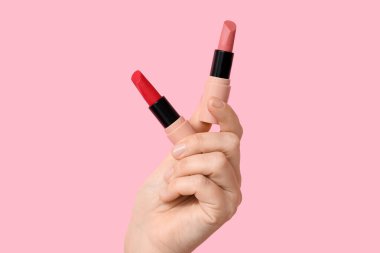 Pembe arka planda el ele tutuşan ruj