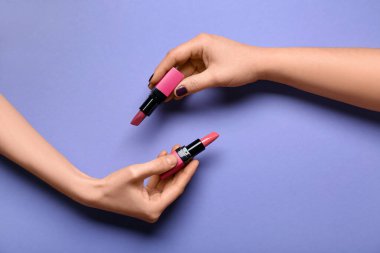 Mor arka planda ruj izi olan kadın elleri.