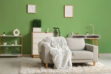 Gri rahat kanepe, oturma odasında ekose.