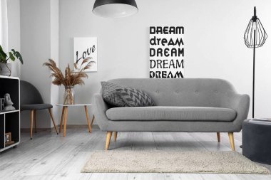 Modern oturma odasının içinde şık mobilyalar var.