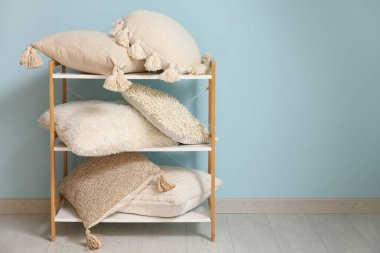 Odasında yastıklar olan raf ünitesi