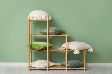 Odasında yastıklar olan raf ünitesi