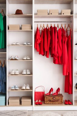 Modern kadın soyunma odasının içi.