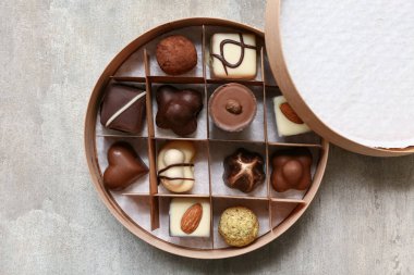 Gri arka planda çikolata şekerli kutu