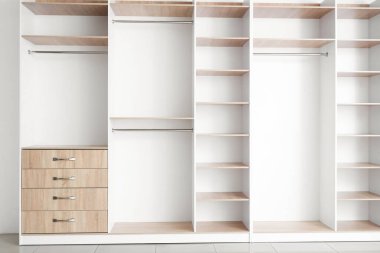 Soyunma odasındaki boş gardırop manzarası