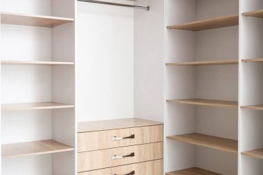 Soyunma odasında büyük boş gardırop.