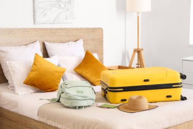 Bavul, şapka, sırt çantası ve otel odasındaki biletlerle birlikte pasaportlar.