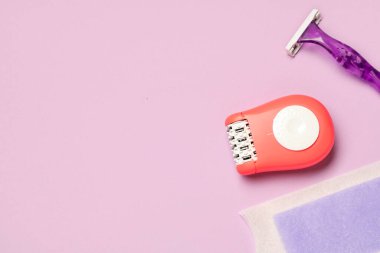 Leylak arka planında jilet ve balmumu şeritli modern epilator.