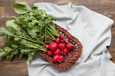 Tahta arka planda taze turplu sepet.
