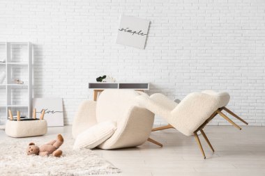 Ters dönmüş koltukları olan dağınık bir oturma odası.