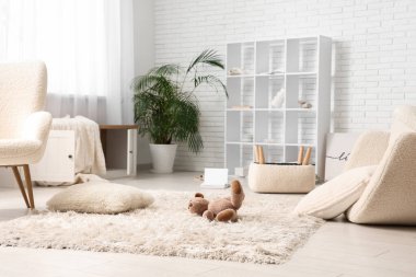 Oyuncak ayı pasaklı oturma odasında halıda