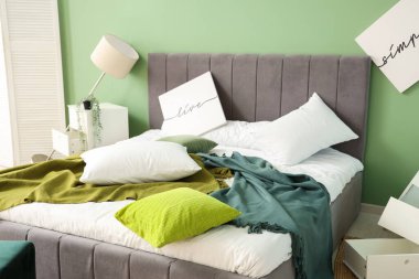 Yatak odası, yatak odası ve ters dönmüş lamba.