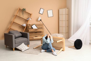 Evdeki deprem sırasında masanın yanında oturan kadın.