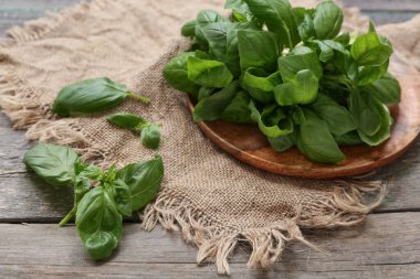 Ahşap zemin üzerinde taze fesleğen yaprakları olan tahta.