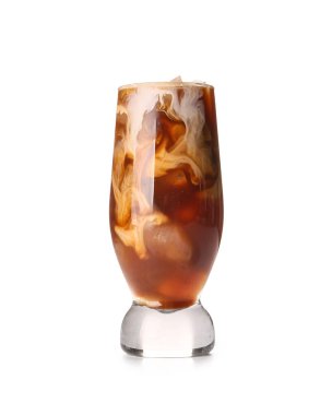 Beyaz arkaplanda bir bardak buzlu latte