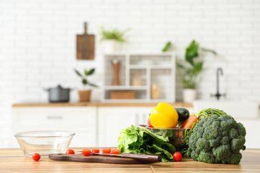 Ahşap mutfak tezgahında farklı taze sebzeler.