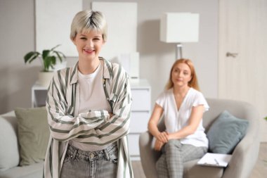 Psikologun ofisinde gülümseyen genç kız.