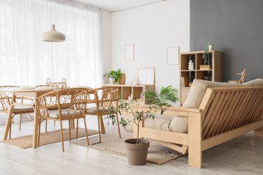 Modern şık yemek odasının içi.