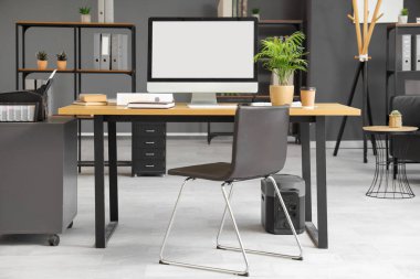 Çalışma yeri, modern bilgisayar ve sandalyeli şık bir ofis.