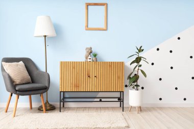 Rahat koltuğu, klozeti ve renk duvarına yakın bitkileri olan modern odanın içi