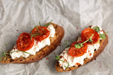 Lezzetli domates bruschetta kağıdıyla ricotta, yakın plan.
